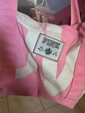 ISO (IN SEARCH OF VS BEACH TOTE). DO NOT PURCHASE !!!